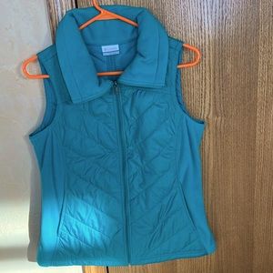 COLUMBIA GREEN VEST. EXCELLENT CONDITION  WOMEN SIZE MEDIUM